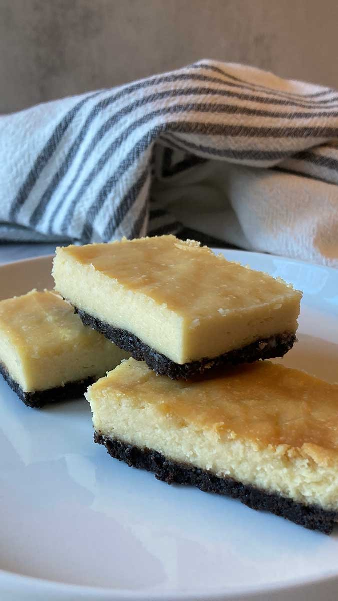 easy white chocolate Oreo cheesecake bars